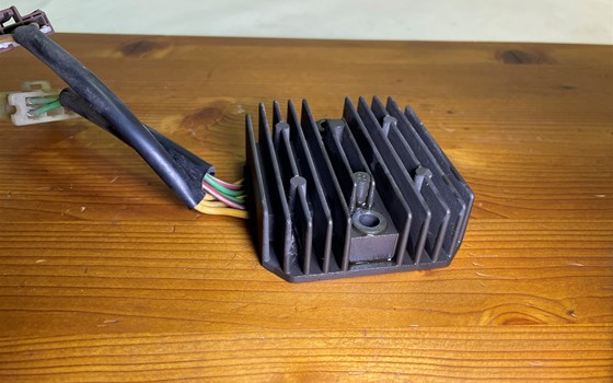 Aprilia RSV 1000 Tuono RP 2003 Spannungsregler Regler LIMA - Bild 3