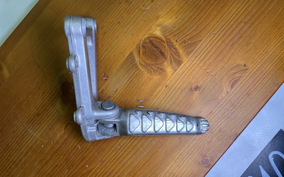 Aprilia RSV 1000 Tuono RP 2003 Fußraste vorne rechts - Bild 2