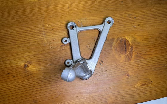 Aprilia RSV 1000 Tuono RP 2003 Fußraste vorne rechts - Bild 3