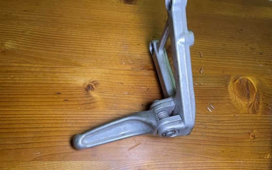 Aprilia RSV 1000 Tuono RP 2003 Fußraste vorne rechts - Bild 4