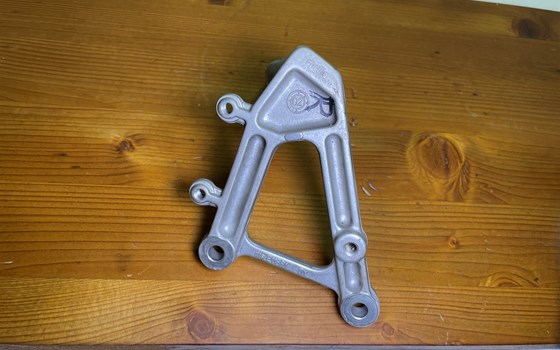 Aprilia RSV 1000 Tuono RP 2003 Fußraste vorne rechts - Bild 5