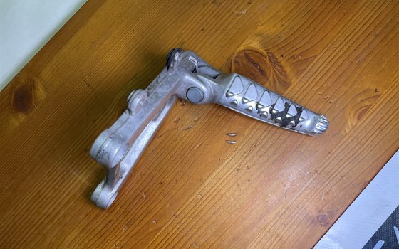 Aprilia RSV 1000 Tuono RP 2003 Fußraste vorne links - Bild 2