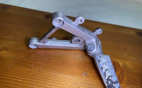 Aprilia RSV 1000 Tuono RP 2003 Fußraste vorne links - Bild 3