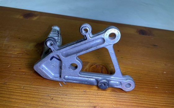 Aprilia RSV 1000 Tuono RP 2003 Fußraste vorne links - Bild 4