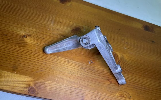 Aprilia RSV 1000 Tuono RP 2003 Fußraste vorne links - Bild 5