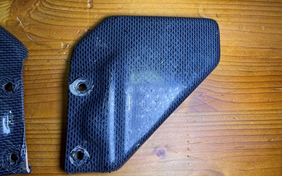 Aprilia RSV 1000 Tuono RP 2003 Fußrastenblech Carbon links rechts - Bild 2