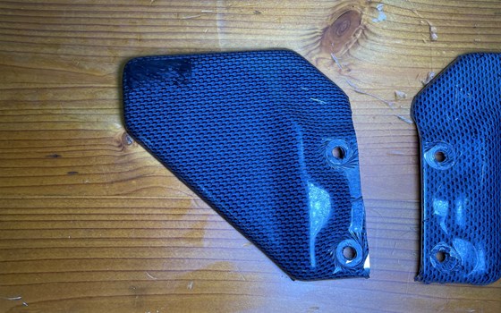 Aprilia RSV 1000 Tuono RP 2003 Fußrastenblech Carbon links rechts - Bild 3