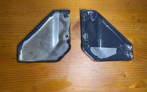 Aprilia RSV 1000 Tuono RP 2003 Fußrastenblech Carbon links rechts - Bild 4