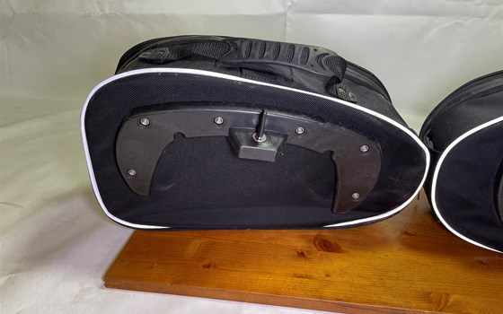 Ducati Hypermotard 1100 EVO SP 2010 Seitentaschen Hepco Becker - Bild 10 Ducati Hypermotard 1100 EVO SP 2010 Seitentaschen Hepco Becker - Bild 10