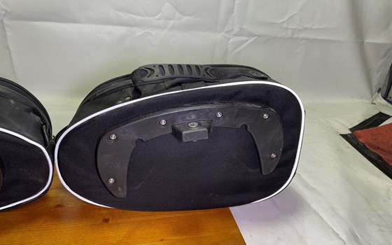 Ducati Hypermotard 1100 EVO SP 2010 Seitentaschen Hepco Becker - Bild 11 Ducati Hypermotard 1100 EVO SP 2010 Seitentaschen Hepco Becker - Bild 11