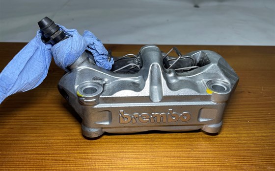 KTM 950 SM LC8 Supermoto Bremssattel vorne links Bremszange - Bild 2 KTM 950 SM LC8 Supermoto Bremssattel vorne links Bremszange - Bild 2