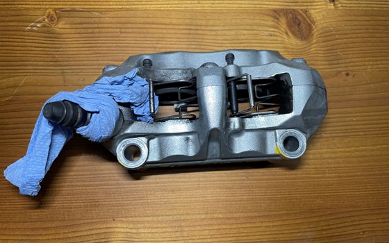 KTM 950 SM LC8 Supermoto Bremssattel vorne links Bremszange - Bild 3 KTM 950 SM LC8 Supermoto Bremssattel vorne links Bremszange - Bild 3