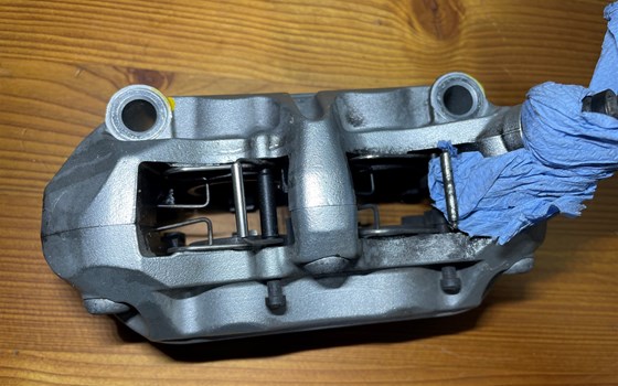 KTM 950 SM LC8 Supermoto Bremssattel vorne links Bremszange - Bild 6 KTM 950 SM LC8 Supermoto Bremssattel vorne links Bremszange - Bild 6