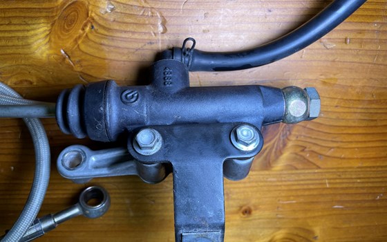 Aprilia RSV 1000 Tuono RP 2003 Bremspumpe hinten Bremsleitung - Bild 3