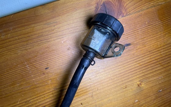 Aprilia RSV 1000 Tuono RP 2003 Bremspumpe hinten Bremsleitung - Bild 4