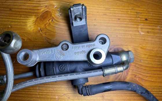 Aprilia RSV 1000 Tuono RP 2003 Bremspumpe hinten Bremsleitung - Bild 6