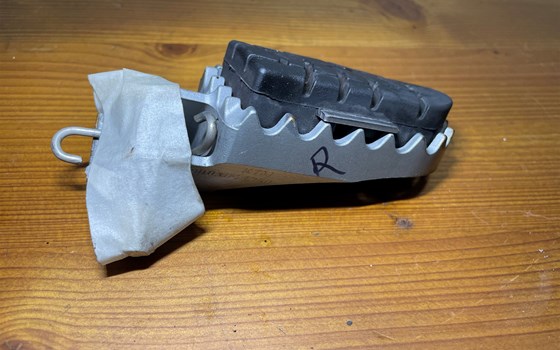 KTM 950 SM LC8 Supermoto Fußraster vorne rechts - Bild 2