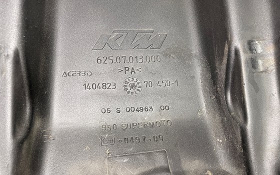 KTM 950 SM LC8 Supermoto Tank - Bild 13