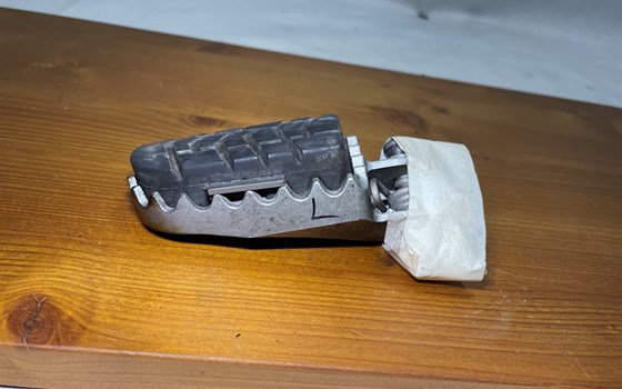 KTM 950 SM LC8 Supermoto Fußraster vorne links - Bild 4