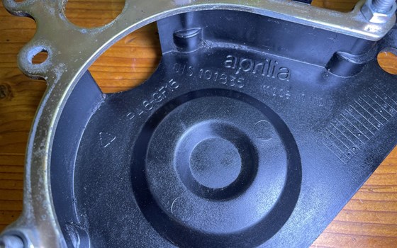 Aprilia RSV 1000 Tuono RP 2003 Ritzelabdeckung Deckel - Bild 7