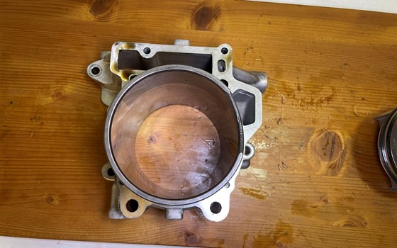 Aprilia RSV 1000 Tuono RP 2003 Zylinder Kolben hinten - Bild 11