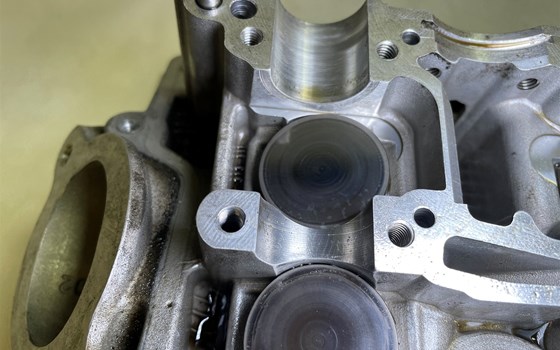 Aprilia RSV 1000 Tuono RP 2003 Zylinderkopf Ventildeckel hinten - Bild 10