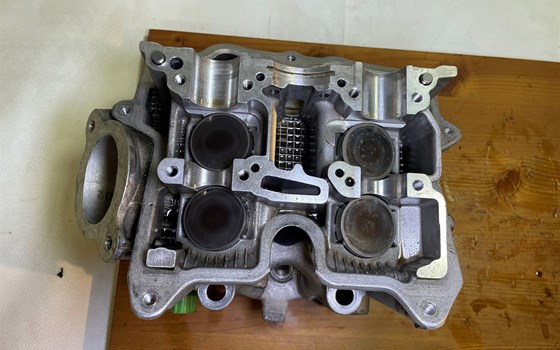 Aprilia RSV 1000 Tuono RP 2003 Zylinderkopf Ventildeckel hinten - Bild 11