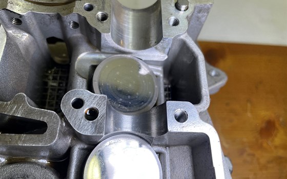 Aprilia RSV 1000 Tuono RP 2003 Zylinderkopf Ventildeckel hinten - Bild 9