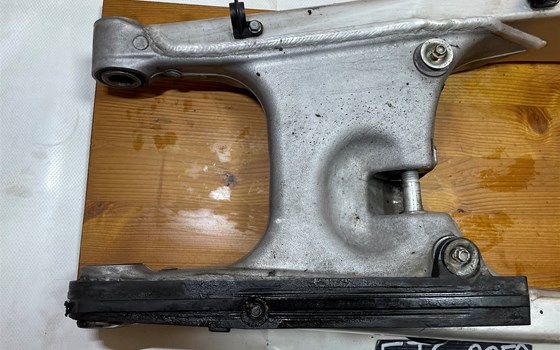 KTM 950 SM LC8 Supermoto Schwinge Schwingarm - Bild 2 KTM 950 SM LC8 Supermoto Schwinge Schwingarm - Bild 2
