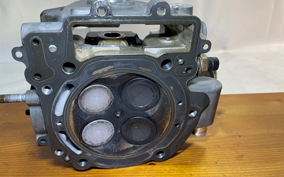 KTM 950 SM LC8 Supermoto Zylinderkopf vorne Ventile - Bild 14 KTM 950 SM LC8 Supermoto Zylinderkopf vorne Ventile - Bild 14