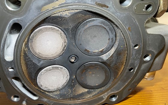 KTM 950 SM LC8 Supermoto Zylinderkopf vorne Ventile - Bild 15 KTM 950 SM LC8 Supermoto Zylinderkopf vorne Ventile - Bild 15