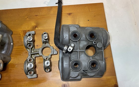 KTM 950 SM LC8 Supermoto Zylinderkopf vorne Ventile - Bild 3 KTM 950 SM LC8 Supermoto Zylinderkopf vorne Ventile - Bild 3