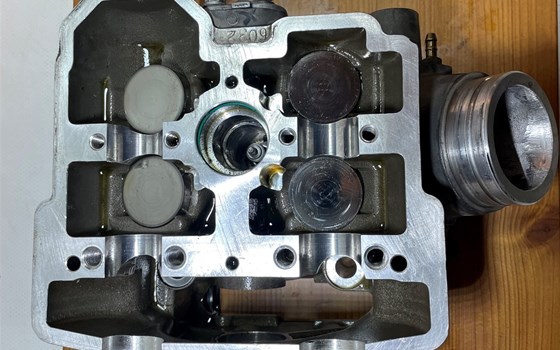 KTM 950 SM LC8 Supermoto Zylinderkopf vorne Ventile - Bild 7 KTM 950 SM LC8 Supermoto Zylinderkopf vorne Ventile - Bild 7