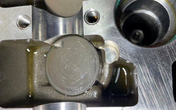 KTM 950 SM LC8 Supermoto Zylinderkopf vorne Ventile - Bild 8 KTM 950 SM LC8 Supermoto Zylinderkopf vorne Ventile - Bild 8