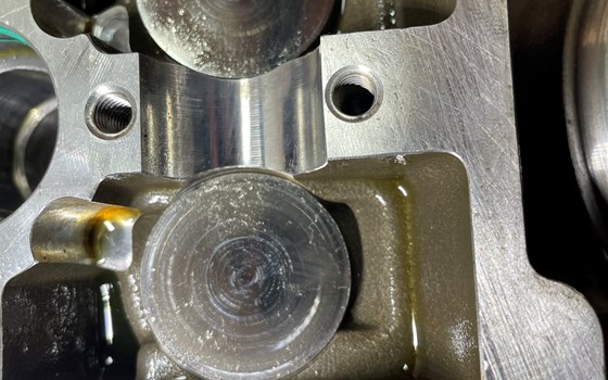 KTM 950 SM LC8 Supermoto Zylinderkopf vorne Ventile - Bild 9 KTM 950 SM LC8 Supermoto Zylinderkopf vorne Ventile - Bild 9