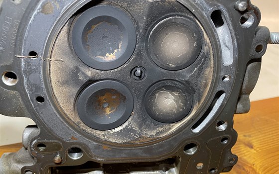 KTM 950 SM LC8 Supermoto Zylinderkopf hinten Ventile - Bild 16