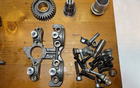 KTM 950 SM LC8 Supermoto Zylinderkopf hinten Ventile - Bild 3