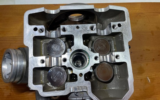 KTM 950 SM LC8 Supermoto Zylinderkopf hinten Ventile - Bild 7