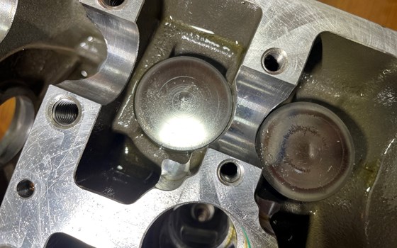 KTM 950 SM LC8 Supermoto Zylinderkopf hinten Ventile - Bild 8