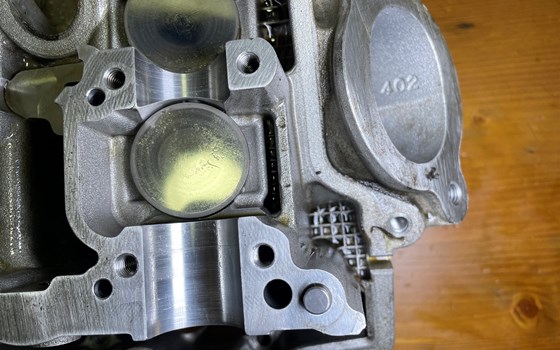 Aprilia RSV 1000 Tuono RP 2003 Zylinderkopf Ventildeckel vorne - Bild 8