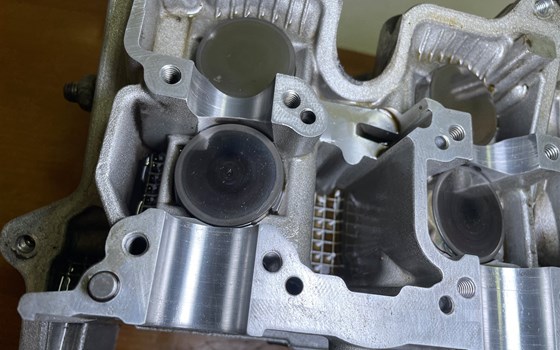 Aprilia RSV 1000 Tuono RP 2003 Zylinderkopf Ventildeckel vorne - Bild 9