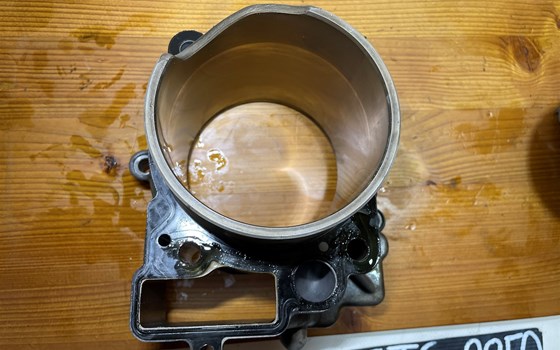 KTM 950 SM LC8 Supermoto Zylinder Kolben hinten - Bild 11 KTM 950 SM LC8 Supermoto Zylinder Kolben hinten - Bild 11