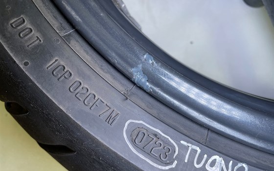 Aprilia RSV 1000 Tuono RP 2003 Hinterrad Felge hinten Achse - Bild 10 Aprilia RSV 1000 Tuono RP 2003 Hinterrad Felge hinten Achse - Bild 10