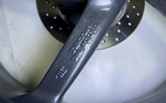 Aprilia RSV 1000 Tuono RP 2003 Hinterrad Felge hinten Achse - Bild 13 Aprilia RSV 1000 Tuono RP 2003 Hinterrad Felge hinten Achse - Bild 13