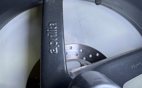 Aprilia RSV 1000 Tuono RP 2003 Hinterrad Felge hinten Achse - Bild 16 Aprilia RSV 1000 Tuono RP 2003 Hinterrad Felge hinten Achse - Bild 16