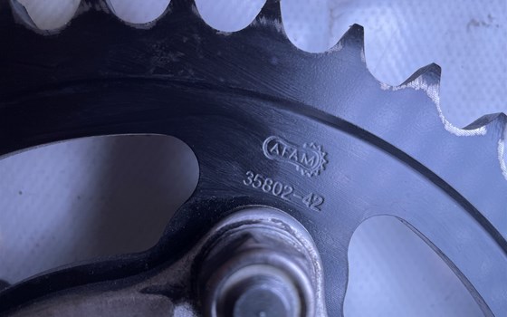 Aprilia RSV 1000 Tuono RP 2003 Hinterrad Felge hinten Achse - Bild 3 Aprilia RSV 1000 Tuono RP 2003 Hinterrad Felge hinten Achse - Bild 3