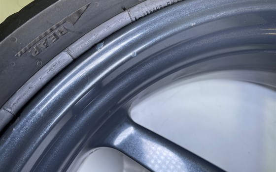 Aprilia RSV 1000 Tuono RP 2003 Hinterrad Felge hinten Achse - Bild 8 Aprilia RSV 1000 Tuono RP 2003 Hinterrad Felge hinten Achse - Bild 8