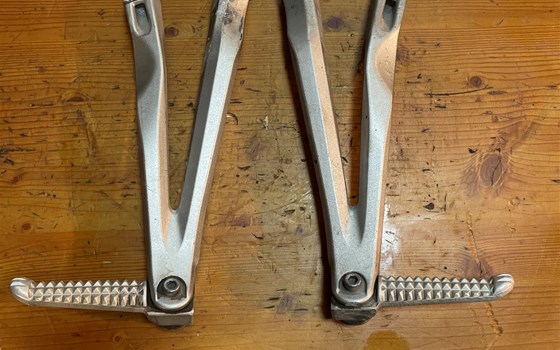 Yamaha YZF R1 RN12 Soziusfußraster Fußraster hinten - Bild 1 Yamaha YZF R1 RN12 Soziusfußraster Fußraster hinten - Bild 1