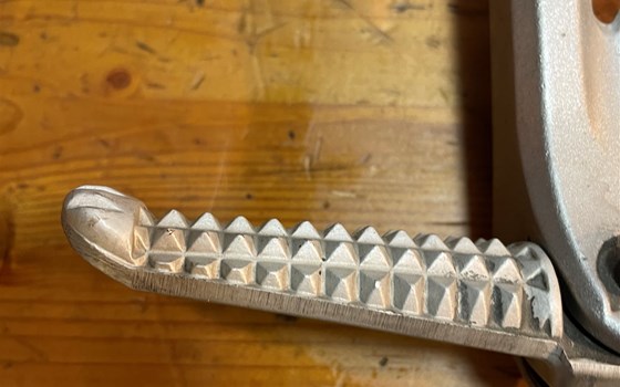 Yamaha YZF R1 RN12 Soziusfußraster Fußraster hinten - Bild 2 Yamaha YZF R1 RN12 Soziusfußraster Fußraster hinten - Bild 2