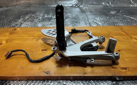 Yamaha YZF R1 RN12 Fußraster rechts vorne Bremshebel - Bild 1 Yamaha YZF R1 RN12 Fußraster rechts vorne Bremshebel - Bild 1